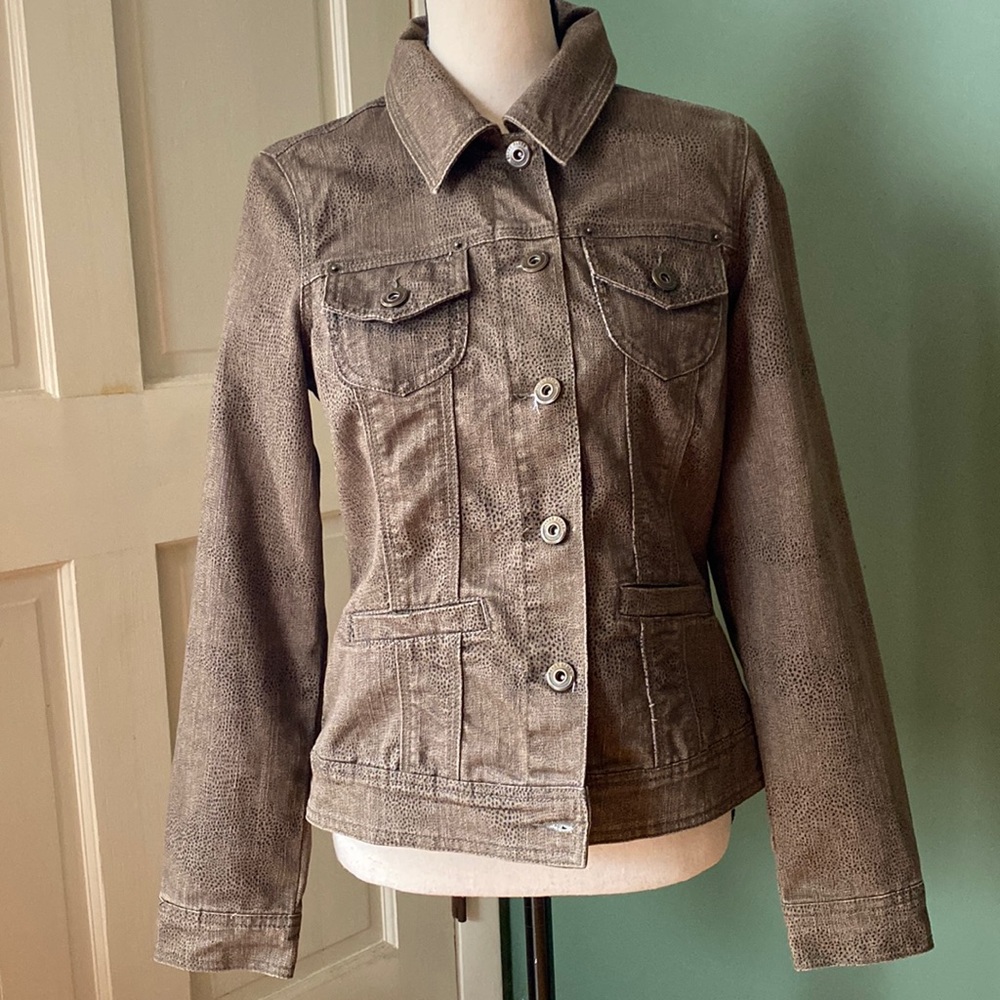 Structured Brown Women's Jacket - Classic Button-Front Design